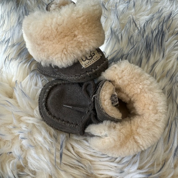 UGG Toddler Size 2/3 - Picture 5 of 8